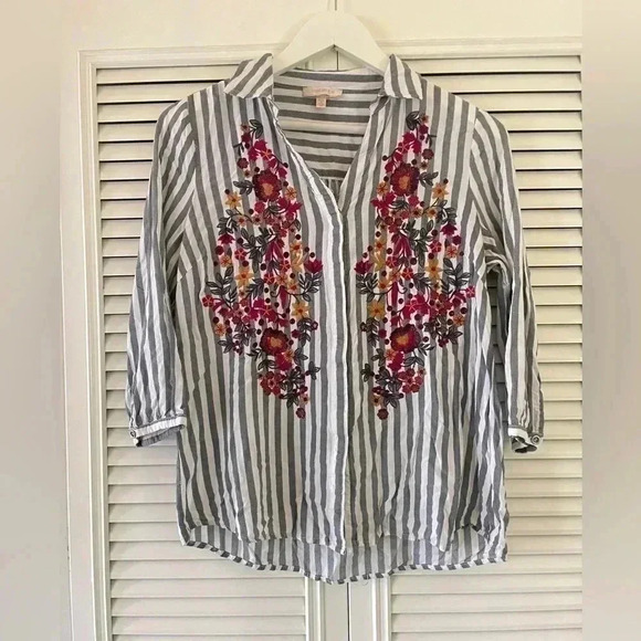 Skies Are Blue Women’s Floral Embroidered Striped Button Down Blouse SZ M - Picture 1 of 6